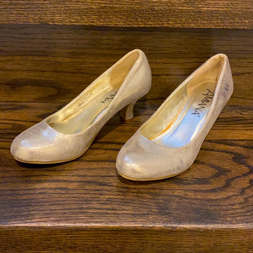 Amiama Girls Gold Pumps.  Size 35
